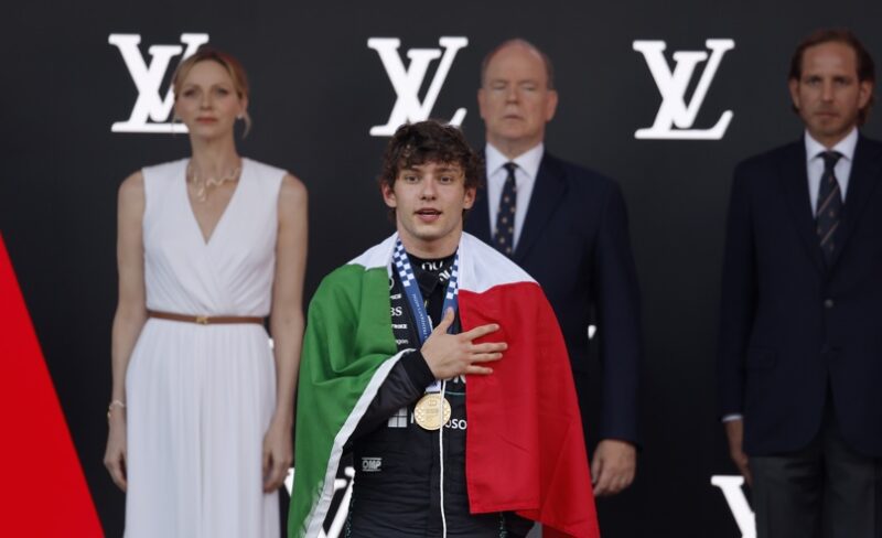 MONACO (Monaco), 07/06/2026.- Race winner Mercedes driver Andrea Kimi Antonelli (C) of Italy reacts on the podium after the Formula One Grand Prix of Monaco at the Circuit de Monaco racetrack in Monaco, 07 June 2026. (Fórmula Uno, Italia) EFE/EPA/SEBASTIEN NOGIER