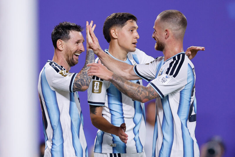 GR3213. KANSAS (ESTADOS UNIDOS), 16/06/2026.- Lionel Messi (i) de Argentina celebra un gol este martes, en un partido del grupo J del Mundial de la FIFA 2026 entre Argentina y Argelia en el estadio Arrowhead en Kansas (Estados Unidos). EFE/ Juan Ignacio Roncoroni