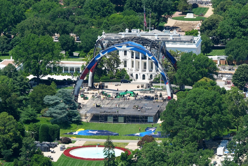 WASHINGTON (ESTADOS UNIDOS), 29/05/2026.- Fotografía que muestra las obras de construcción de un cuadrilátero abierto en la Casa Blanca este viernes, en Washington (EE.UU.). La Casa Blanca comenzó esta semana las obras para levantar un estadio temporal que albergará una velada de combates de artes marciales mixtas de la UFC con motivo del 80 cumpleaños del presidente de Estados Unidos, Donald Trump, el próximo 14 de junio. EFE/ Octavio Guzmán