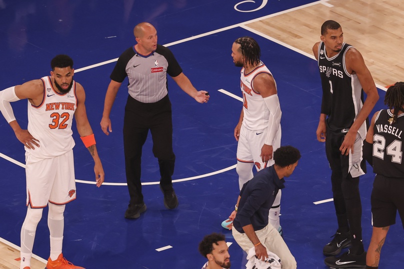 NEW YORK (United States), 09/06/2026.- Jalen Brunson (R) of the New York Knicks speaks to a referee during Game 3 of the NBA Finals against the San Antonio Spurs at Madison Square Garden in New York, New York, USA, 08 June 2026. (Baloncesto, Nueva York) EFE/EPA/SARAH YENESEL SHUTTERSTOCK OUT