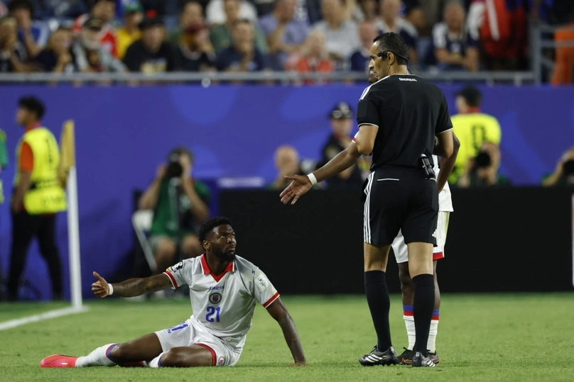 BOSTON (Estados Unidos), 14/06/2026.- El árbitro Mustapha Ghorbal interactúa con Josue Casimir de Haití (I) durante el partido de la fase de grupos de la Copa Mundial de la FIFA 2026 entre Haití y Escocia, en Foxborough, Massachusetts, EE. UU., el 13 de junio de 2026. EFE/EPA/GREG M. COOPER