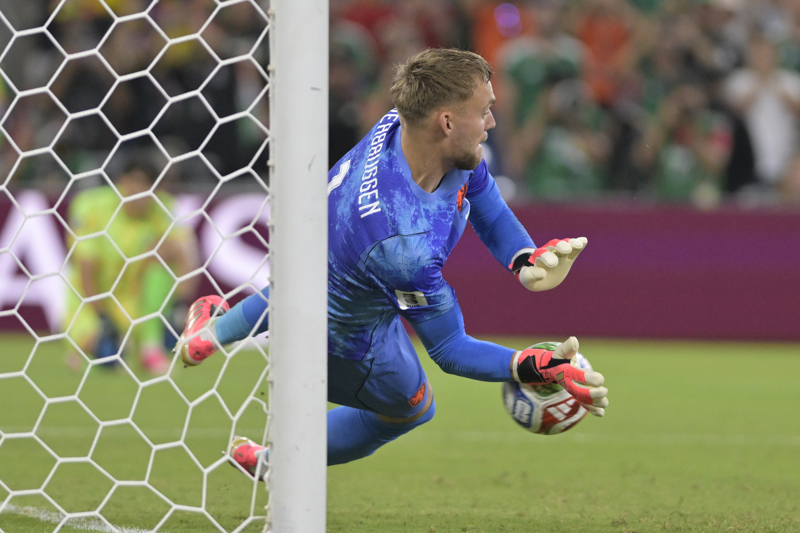 GR2077. MONTERREY (MÉXICO), 29/06/2026.- Bart Verbruggen de Países Bajos tapa un balón este lunes, en un partido de los dieciseisavos de final del Mundial de la FIFA 2026 entre Países Bajos y Marruecos en el estadio BBVA en Monterrey (México). EFE/ Miguel Sierra
