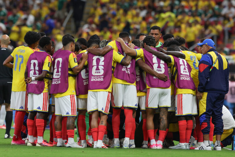 Jugadores de Colombia escuchan indicaciones en la pausa de hidratación durante un partido del grupo K del Mundial de la FIFA 2026 entre Colombia y RD Congo en el estadio Akron en Guadalajara (México). EFE/ Alex Cruz