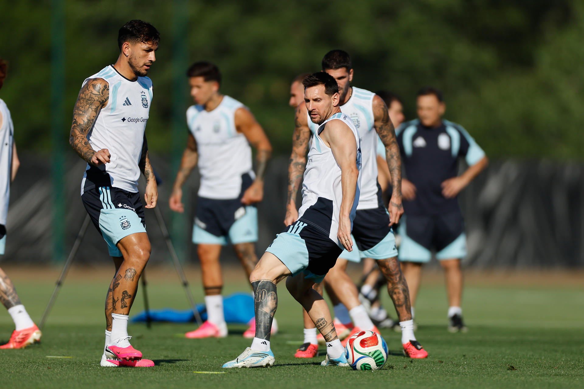 Lionel Messi (c) participa con sus compañeros en un entrenamiento de Argentina en el Sporting KC training center en Kansas City (Estados Unidos). EFE/ Juan Ignacio Roncoroni
