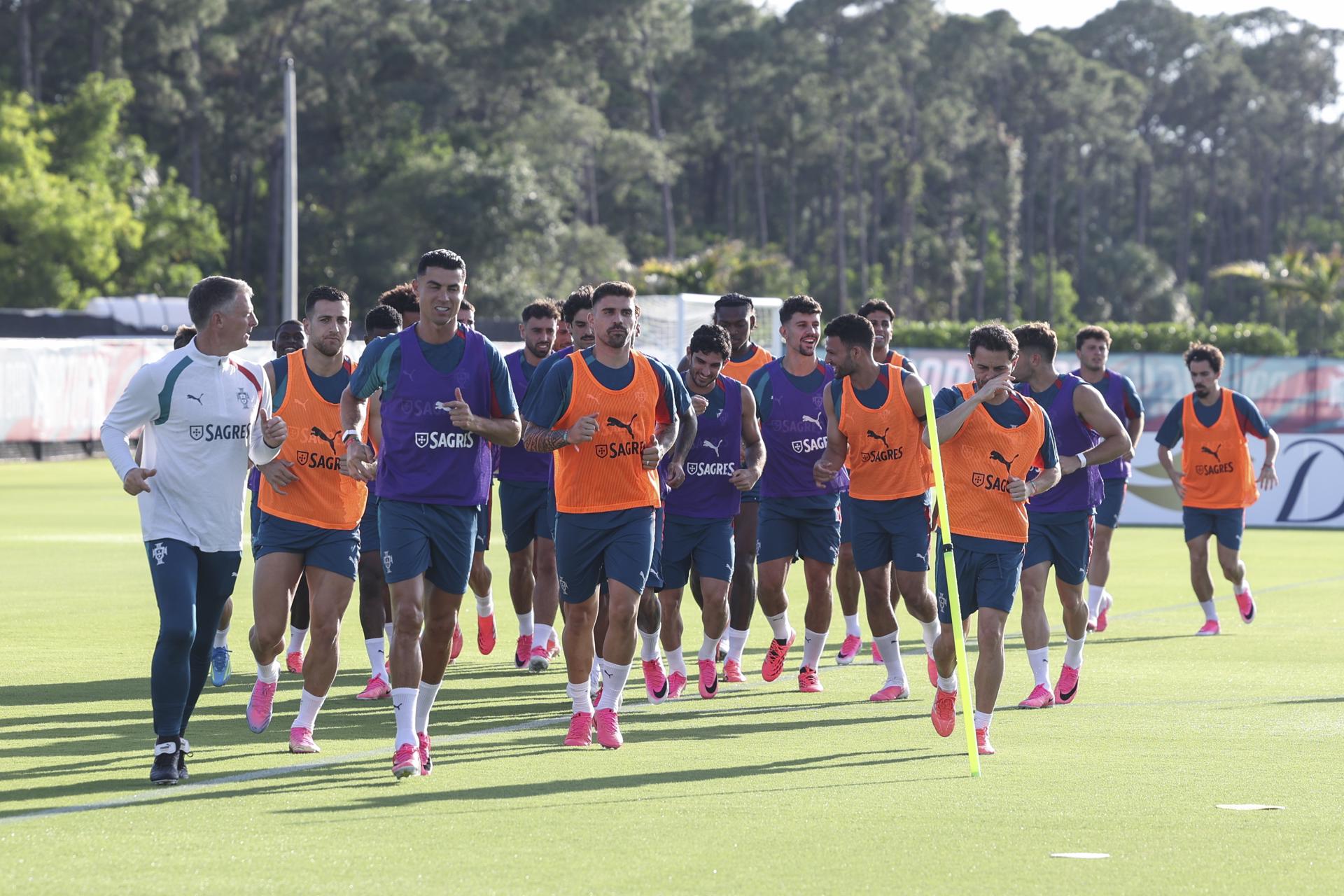 Cristiano Ronaldo (2-i) encabeza el entrenamiento de la selección de Portugal en Palm Beach, Florida. EFE/EPA/MIGUEL A. LOPES