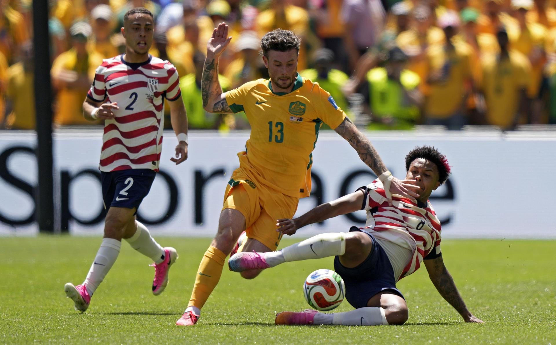 Aiden O'Neill, de Australia (c), y Weston McKennie, de Estados Unidos (d), en acción durante el partido de la fase de grupos de la Copa Mundial de la FIFA 2026 entre EE.UU. y Australia, en Seattle (EE.UU.). EFE/STEPHAN BRASHEAR