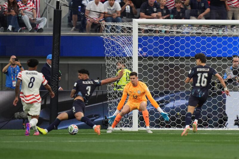 Con doblete de Balogun, Estados Unidos destroza a Paraguay en su debut Instantes previos al primer autogol del Mundial, cometido a los 7 minutos por el centrocampista Damián Bobadilla (número 16) al intentar sin suerte un despeje del balón ante un ataque de Estados Unidos en el estadio Los Angeles. EFE/EPA/SCOTT STRAZZANTE