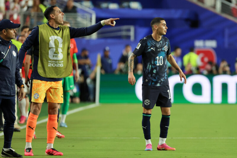 Paraguay elimina a Turquía y vuelve a la pelea por la clasificación Roberto Junior Fernández (i), portero de Paraguay, reacciona tras la expulsión de Miguel Almirón (d) ante Turquía, en el estadio Levi´s en Santa Clara. EFE/Miguel Gutiérrez