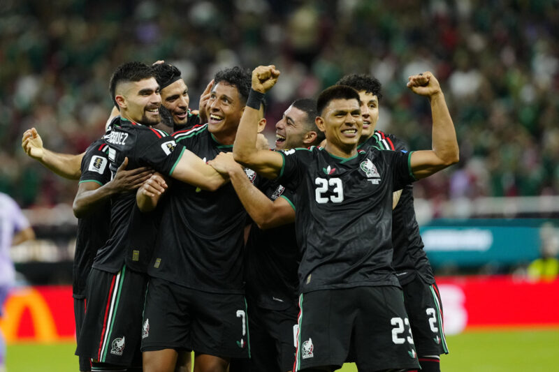 Jugadores de México celebran un gol de Luis Romo este jueves, en un partido del grupo A del Mundial de la FIFA 2026 entre México y Corea del Sur, en el estadio Akron en Guadalajara (México). EFE/ Francisco Guasco
