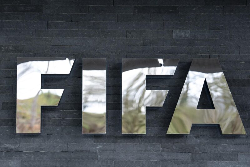 Se observa el logotipo de la FIFA en la sede del organismo antes del sorteo de la repesca para la Copa Mundial de la FIFA. EFE/EPA/CLAUDIO THOMA