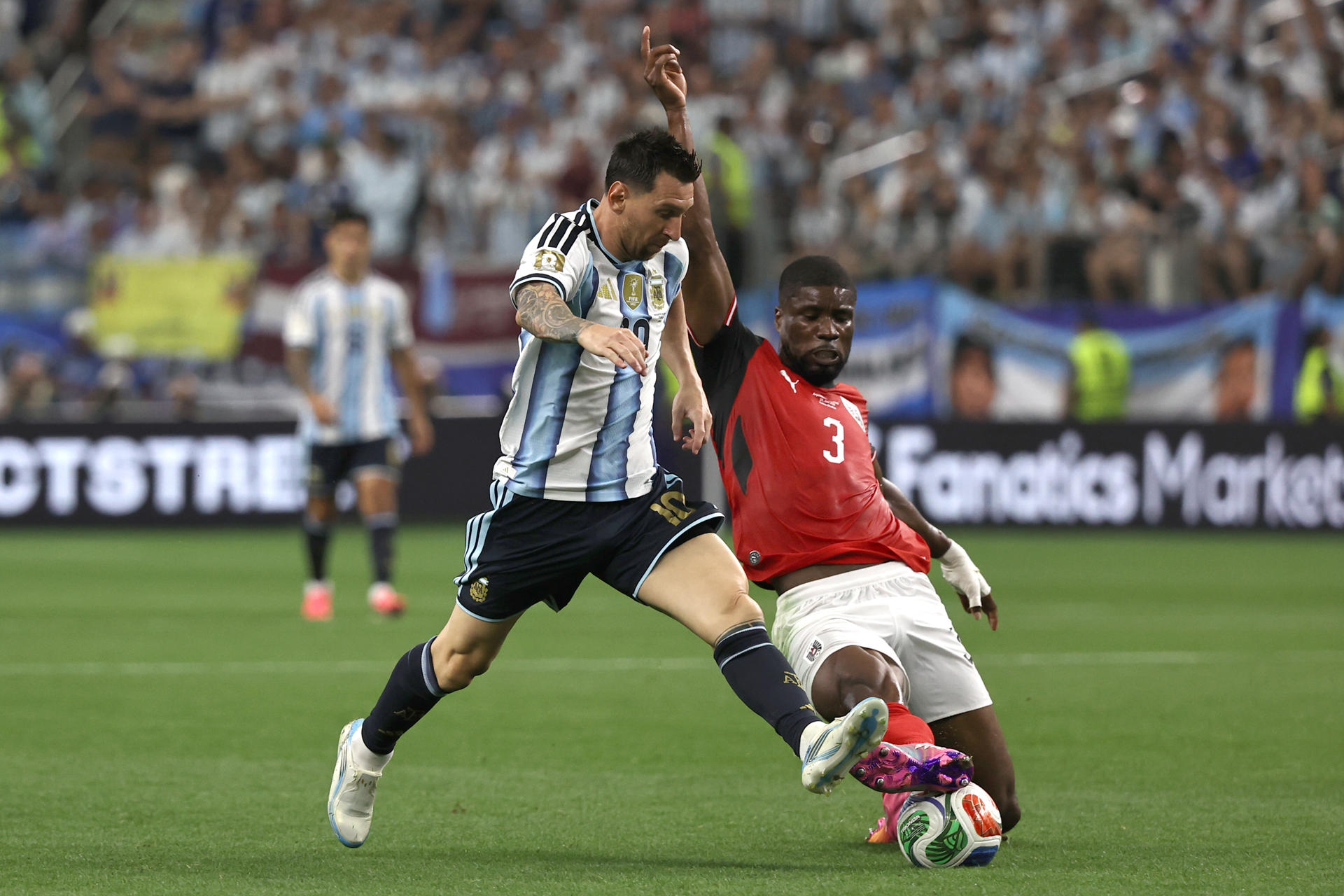 ¿Cuándo y dónde volverá a jugar Argentina en el Mundial 2026? Lionel Messi (i) de Argentina disputa el balón con Kevin Danso de Austria en elpartido del grupo J del Mundial de la FIFA 2026 entre Argentina y Austria en el estadio de Dallas (Estados Unidos). EFE/ Kenneth Fernandez