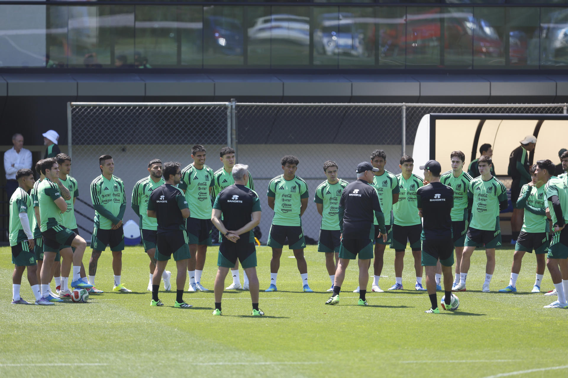 Integrantes del cuerpo técnico y jugadores de la selección mexicana de fútbol participan en un entrenamiento en el Centro de Alto Rendimiento (CAR) en Ciudad de México (México). Imagen de archivo. EFE/Sáshenka Gutiérrez
