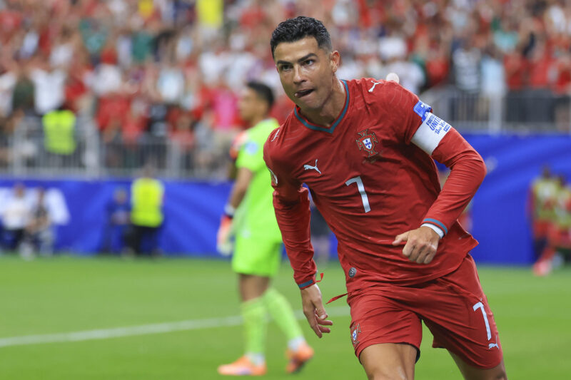 El delantero portugués Cristiano Ronaldo celebra tras anotar un gol durante el partido del Grupo K del Mundial 2026 que disputan las selecciones nacionales de Portugal y Uzbekistán en el estadio Houston (EEUU). EFE/ Carlos Ramirez