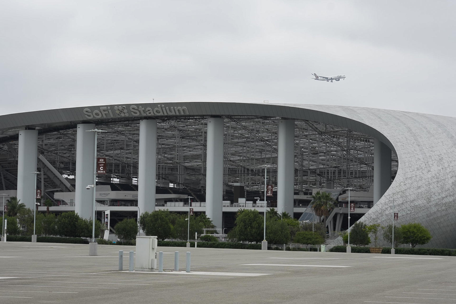 Fotografía que muestra un sector exterior del SoFi Stadium, en Inglewood (EE.UU.). El SoFi Stadium está listo para albergar los ocho partidos que recibirá del Mundial de la FIFA 2026 y los Juegos Olímpicos de 2028. EFE/ Omar Alonso