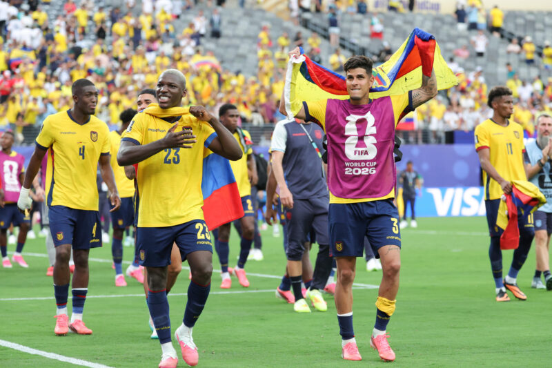 Los ecuatorianos Moisés Caicedo (i) y Piero Hincapié celebran al término del partido ante Alemania disputado el pasado jueves. EFE/ Sebastiao Moreira Ecuador