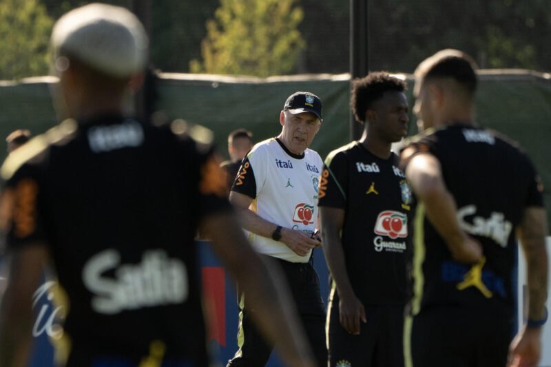 Neymar no viajará con Brasil para el amistoso contra Egipto Al mando del seleccionador Carlo Ancelotti (c), la selección de Brasil comenzó este miércoles su preparación para el Mundial en su campamento base, situado en Morristown (Nueva Jersey), sin Neymar, que se recupera de una lesión. EFE/ Angel Colmenares