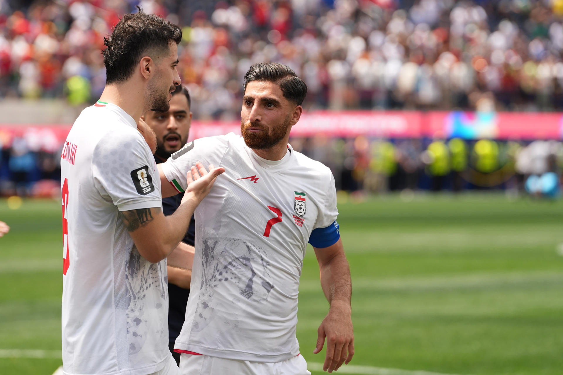 EE.UU. cede ante Irán y flexibiliza entrada para el duelo en Seattle Saeid Ezatolahi (i) y Alireza Jahanbakhsh, de Irán, reaccionan al final de un partido del grupo G del Mundial de la FIFA 2026 entre Bélgica e Irán, en el estadio SoFi en Los Ángeles (EE.UU.). EFE/Omar Alonso