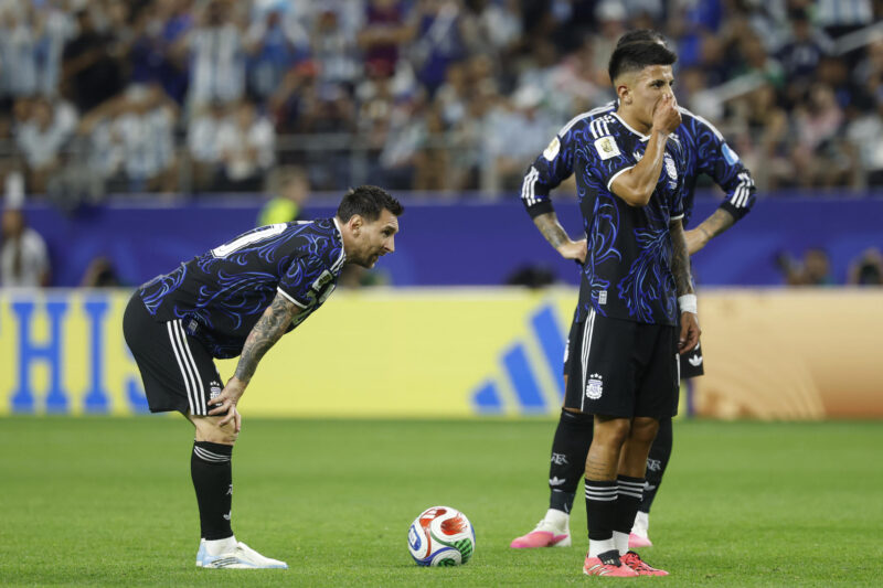 El jugador argentino Lionel Messi prepara un tiro libre en paelrtido del grupo F del Mundial de la FIFA 2026 entre Jordania y Argentina en el estadio AT&T Stadium en Dallas (EE.UU.). EFE/ Mariscal