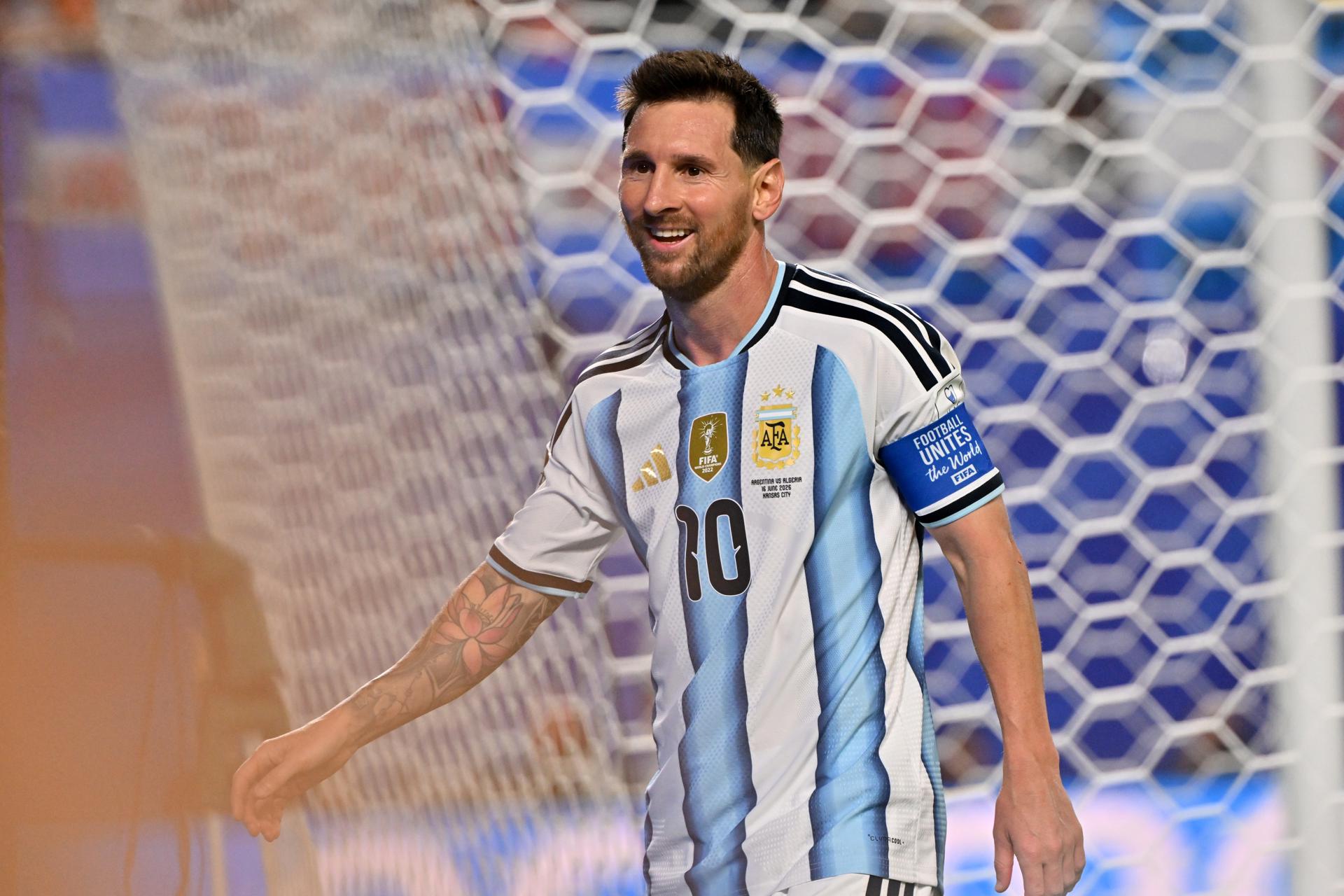 Lionel Messi escribió una nueva página en la historia grande del fútbol al marcar los tres goles con los que Argentina venció por 3-0 a Argelia en un partido que lo llevó a alcanzar al alemán Miroslav Klose como máximo goleador de los Mundiales, con 16. EFE/EPA/AMY KONTRAS