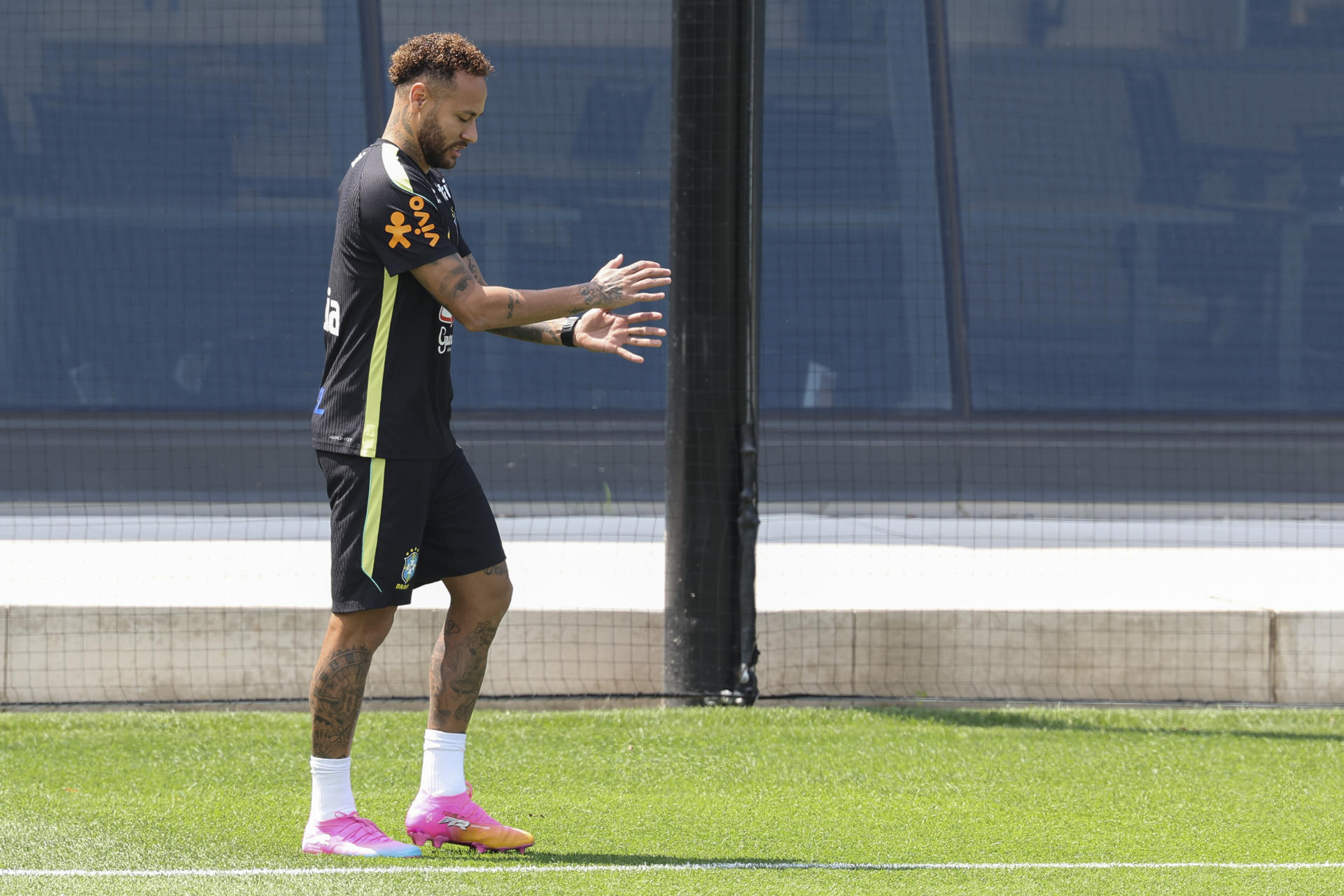 El delantero brasileño Neymar participa en la sesión de entrenamiento de la selección de Brasil en el centro de entrenamiento Columbia Park este miércoles, en Morristown, New Jersey (EE.UU.). EFE/ SEBASTIÃO MOREIRA