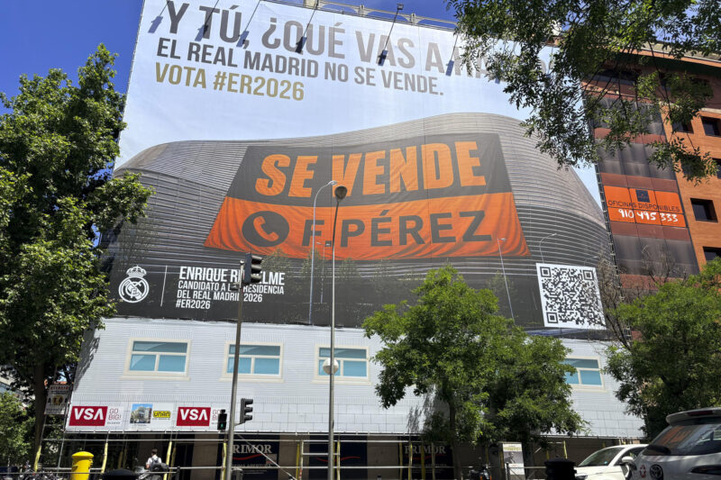 El empresario Enrique Riquelme, uno de los dos candidatos a la presidencia del Real Madrid, desplegó este jueves una lona en la capital española con el mensaje dedicado a su oponente, el actual mandatario, Florentino Pérez: "El Real Madrid no se vende". EFE/ Xaume Olleros