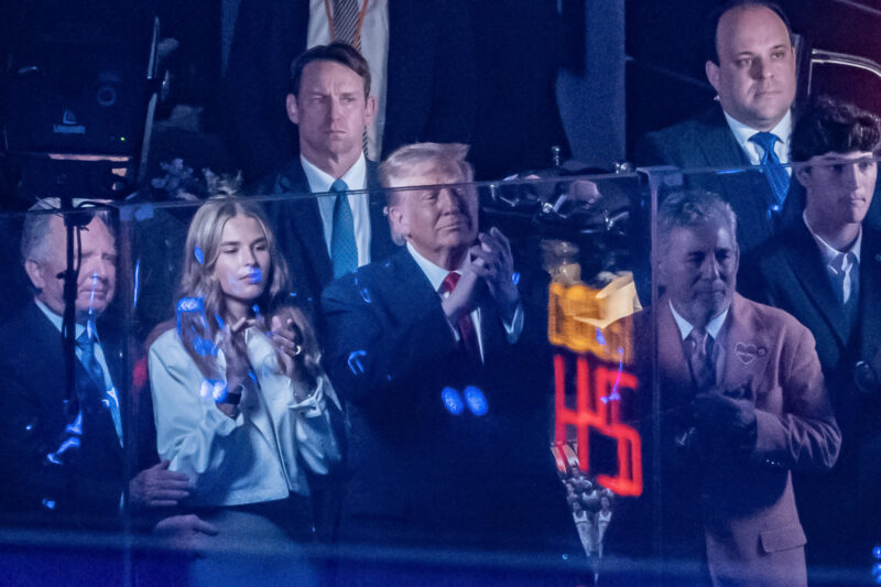 El presidente de Estados Unidos, Donald Trump (c), asiste al tercer juego de las finales de la NBA entre Knicks y Spurs este lunes, en el Madison Square Garden, en Nueva York (EE.UU). EFE/ Ángel Colmenares