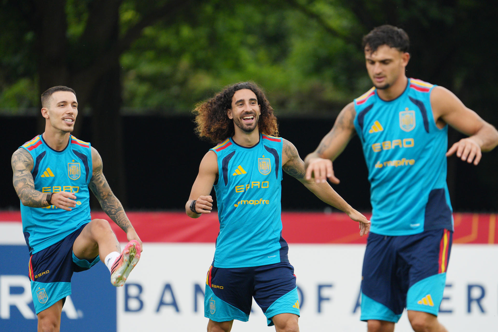¡Bombazo y traición a los blaugranas! Marc Cucurella al Real Madrid Grimaldo y Marc Cucurella, en el entrenamiento del pasado domingo en Chattanooga. EFE/ Alberto Boal