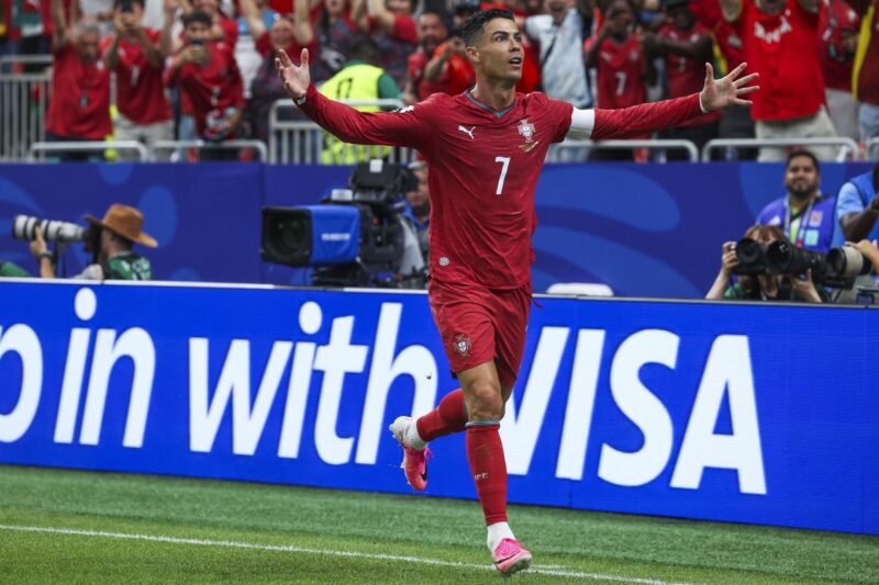 Cristiano Ronaldo se estrenó este martes en el Mundial con dos goles a Uzbekistán y se unió a la fiesta formada por otras grandes estrellas como Lionel Messi, Kylian Mbappé, Erling Haaland y Harry Kane. EFE/EPA/MIGUEL A. LOPES