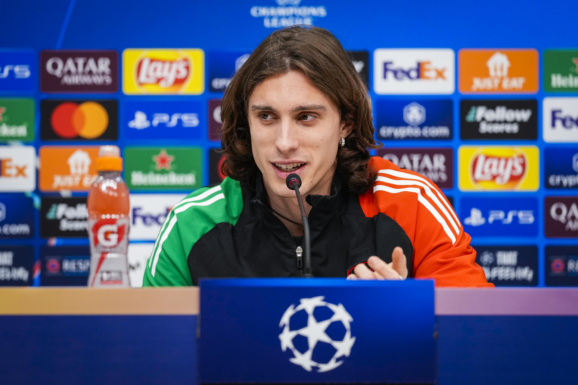 El defensa italiano del Arsenal, Riccardo Calafiori, durante una rueda de prensa en una foto de archivo. EFE/David Borrat.