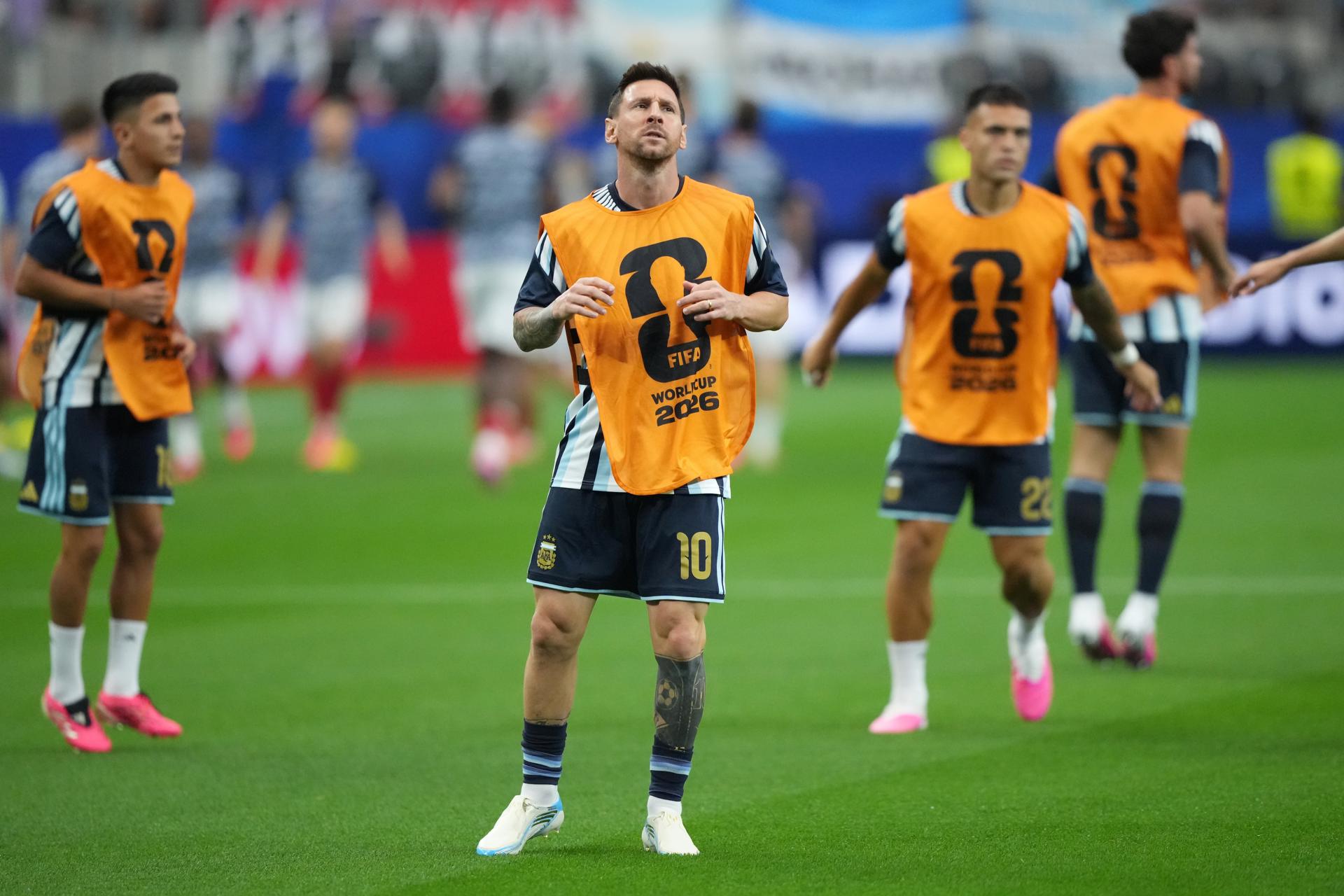 Lionel Messi durante el calentamiento minutos antes del partido Argentina-Austria del Mundial que se disputa en Dallas, USA. EFE/EPA/JEFFREY MCWHORTER