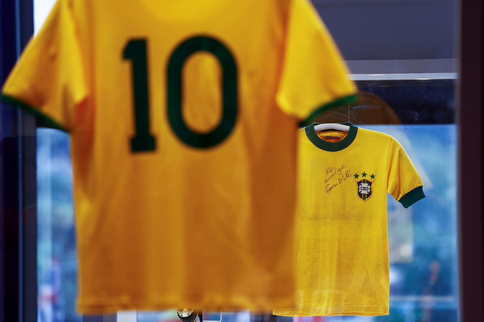 Fotografía de Marcelo Chello, en la que puede verse en una imagen de archivo del 21 de junio de 2019 una camiseta de la selección brasileña firmada por Pelé. EFE