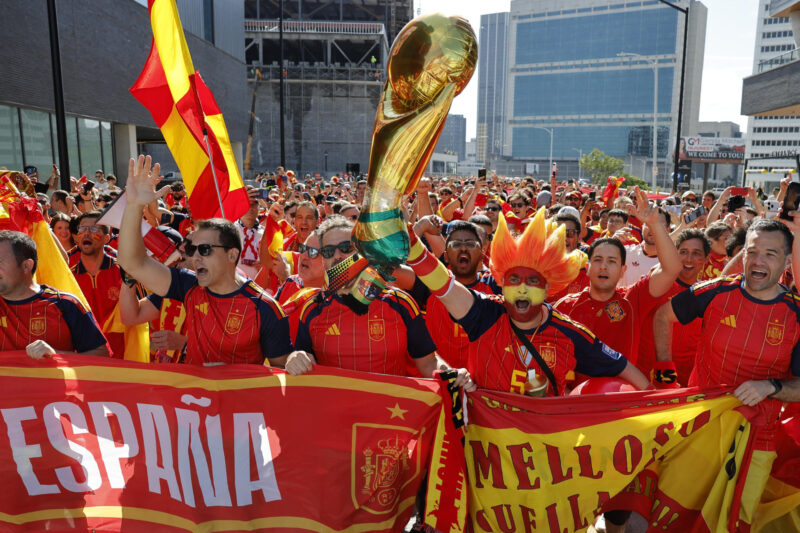 Los partidos del Mundial 2026 que se juegan hoy domingo 21 de junio Aficionados españoles se dirigen al estadio de Atlanta este lunes, previo al partido de fase de grupos del Grupo H del Mundial 2026 que disputan las selecciones nacionales de España y Cabo Verde. EFE/ Lavandeira Jr