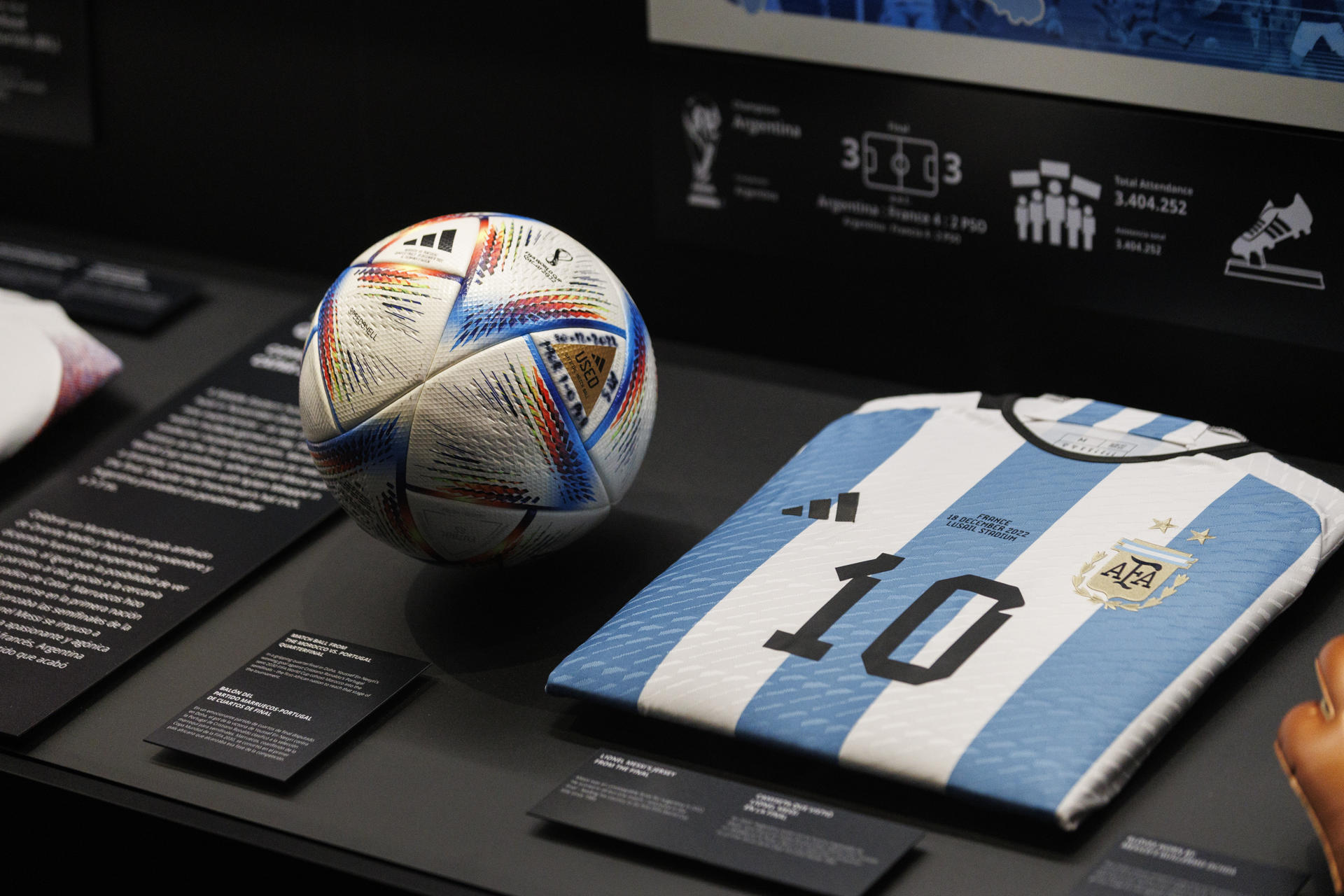 Fotografía que muestra la exposición 'Legacies of Champions', de la FIFA, en el Rockefeller Center de Nueva York este lunes. Estará abierta al público hasta el 19 de julio, cuando culmine en Mundial 2026. EFE/ Alfonso Lozano