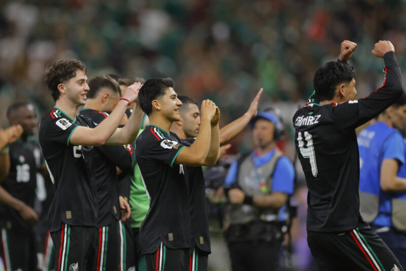 Jugadores de México celebran este jueves, al finalizar un partido del grupo A del Mundial de la FIFA 2026 entre México y Corea del Sur, en el estadio Akron en Guadalajara (México). EFE/ Francisco Guasco