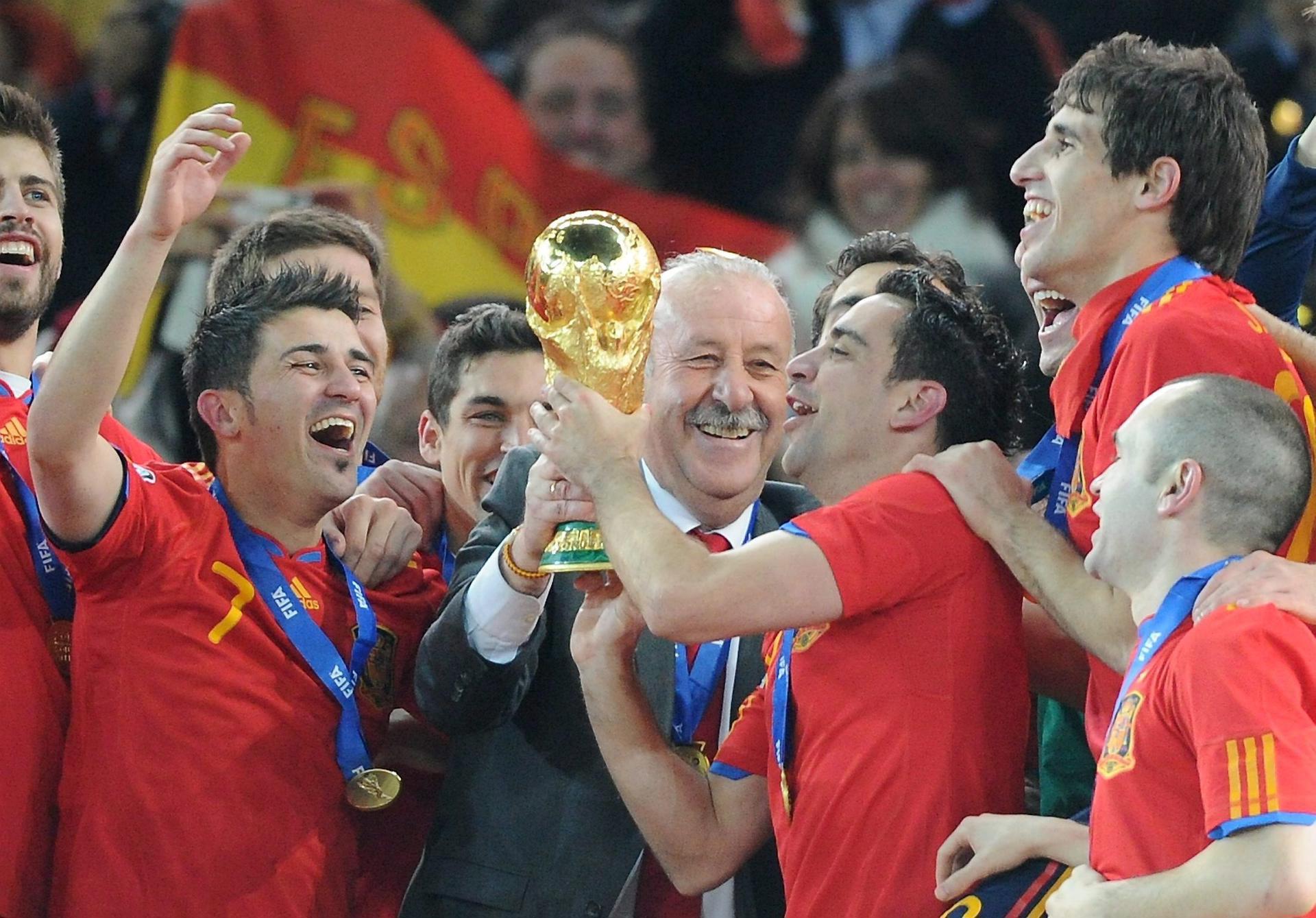España a la Final, en busca revivir la gloria eterna de 2010 Vicente del Bosque, junto a Xavi y Villa, tras ser campeón del mundo en 2010. EFE/MARCUS BRANDT.