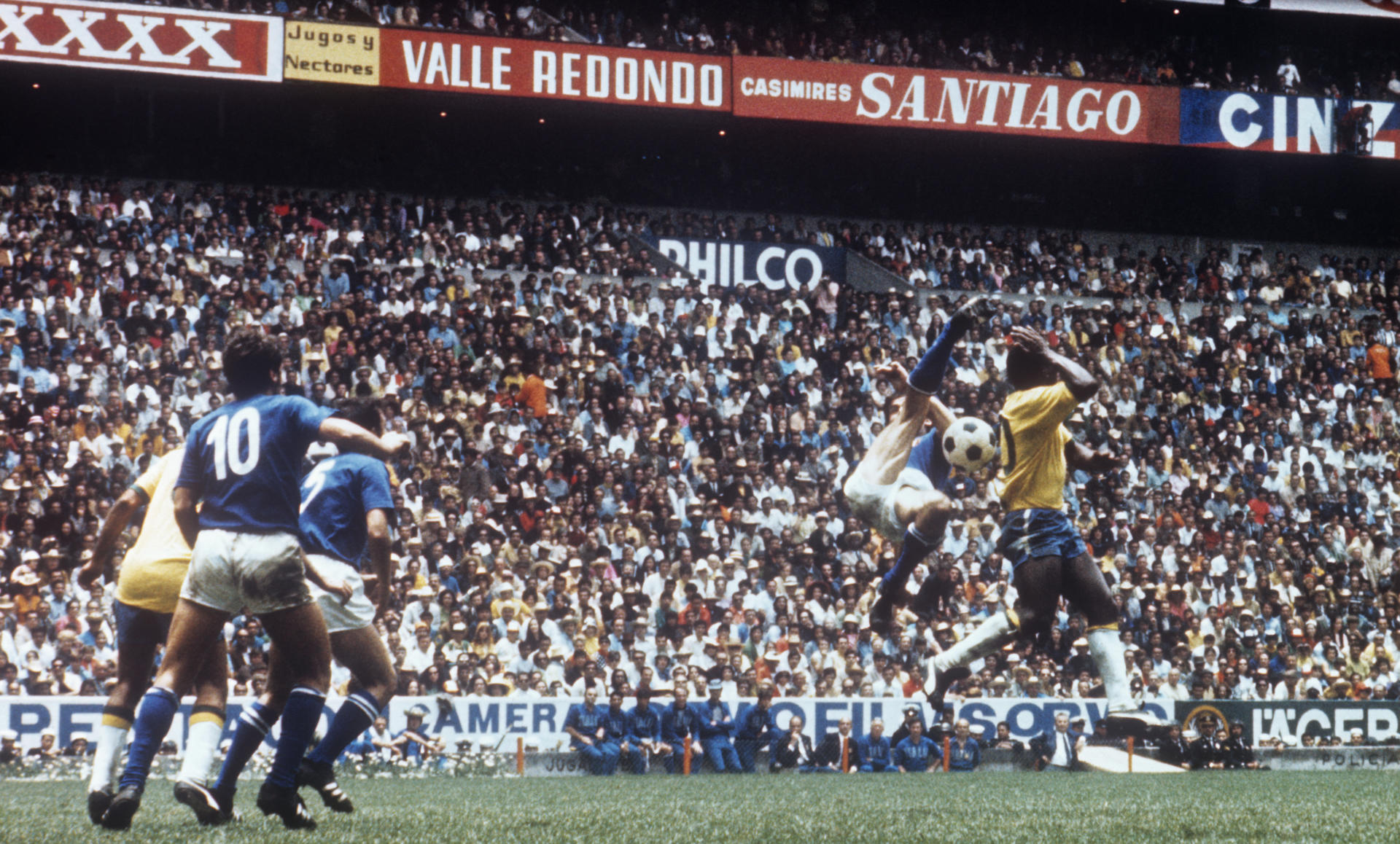 Fotografía de archivo del 21 de junio de 1970, en la que puede verse al jugador brasileño Pelé (d), durante el Mundial de México. EFE/ma