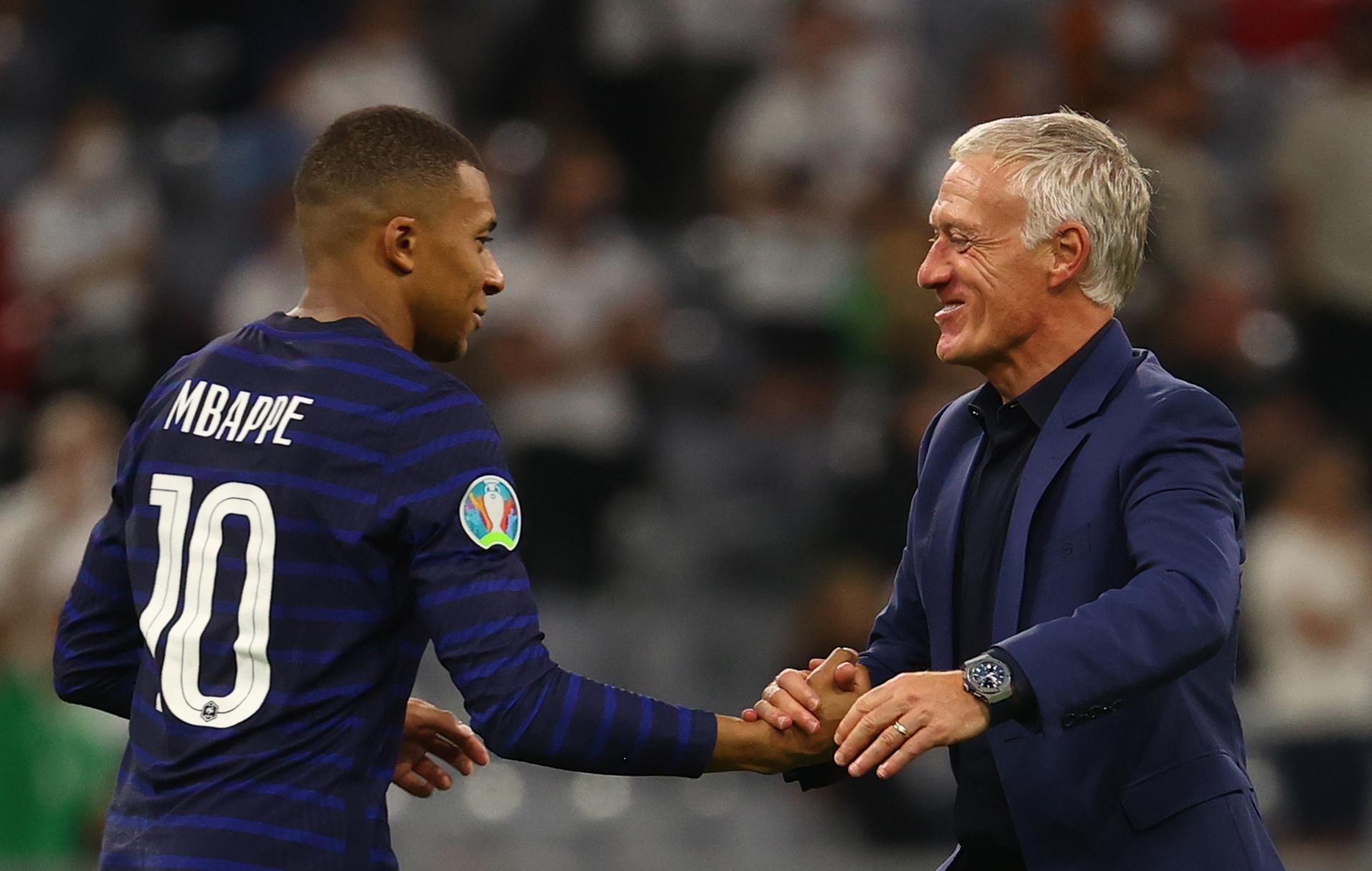 Fotografía de Kai Pfaffenbach, en la que puede verse en una imagen de archivo del 15 de junio de 2021 al seleccionador de Francia, Didier Deschamps (d), y al delantero de la selección Kylian Mbappé, durante un partido. EFE/Pool