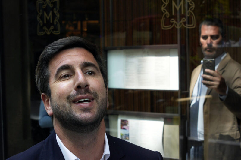 El candidato a la presidencia del Real Madrid Enrique Riquelme a su llegada al acto que ha mantenido con socios y simpatizantes del club madrileño en un hotel de Barcelona. EFE/Alejandro García