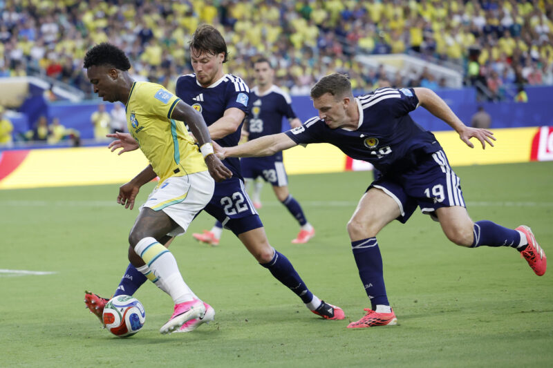Vinicius Jr. rompe en llanto al recordar a su abuela: “Marcó mi vida” Los escoceses Nathan Patterson (c) y Lewis Ferguson (R) intentan frenar al brasileño Vinícius Junior en el Hard Rock Stadium de Miami, USA. EFE/ Alberto Estevez