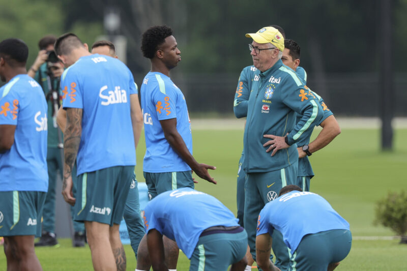 ¿Qué es la maldición del gato de Brasil? El video viral del Mundial El seleccionador de Brasil, Carlo Ancelotti, habla con Vinícius durante un entrenamiento de la Canarinha antes de enfrentar a Japón. EFE/ SEBASTIÃO MOREIRA