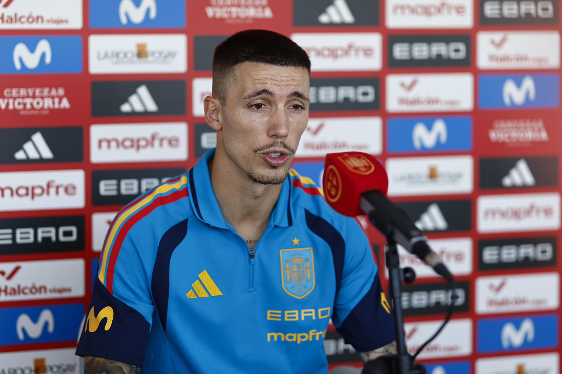 El defensa de la selección española, Alex Grimaldo atiende a los periodistas durante el día abierto a los medios en la concentración de la selección con motivo de su partipación en el Mundial este lunes en la Ciudad del Fútbol de Las Rozas, Madrid. EFE/ Rodrigo Jimenez