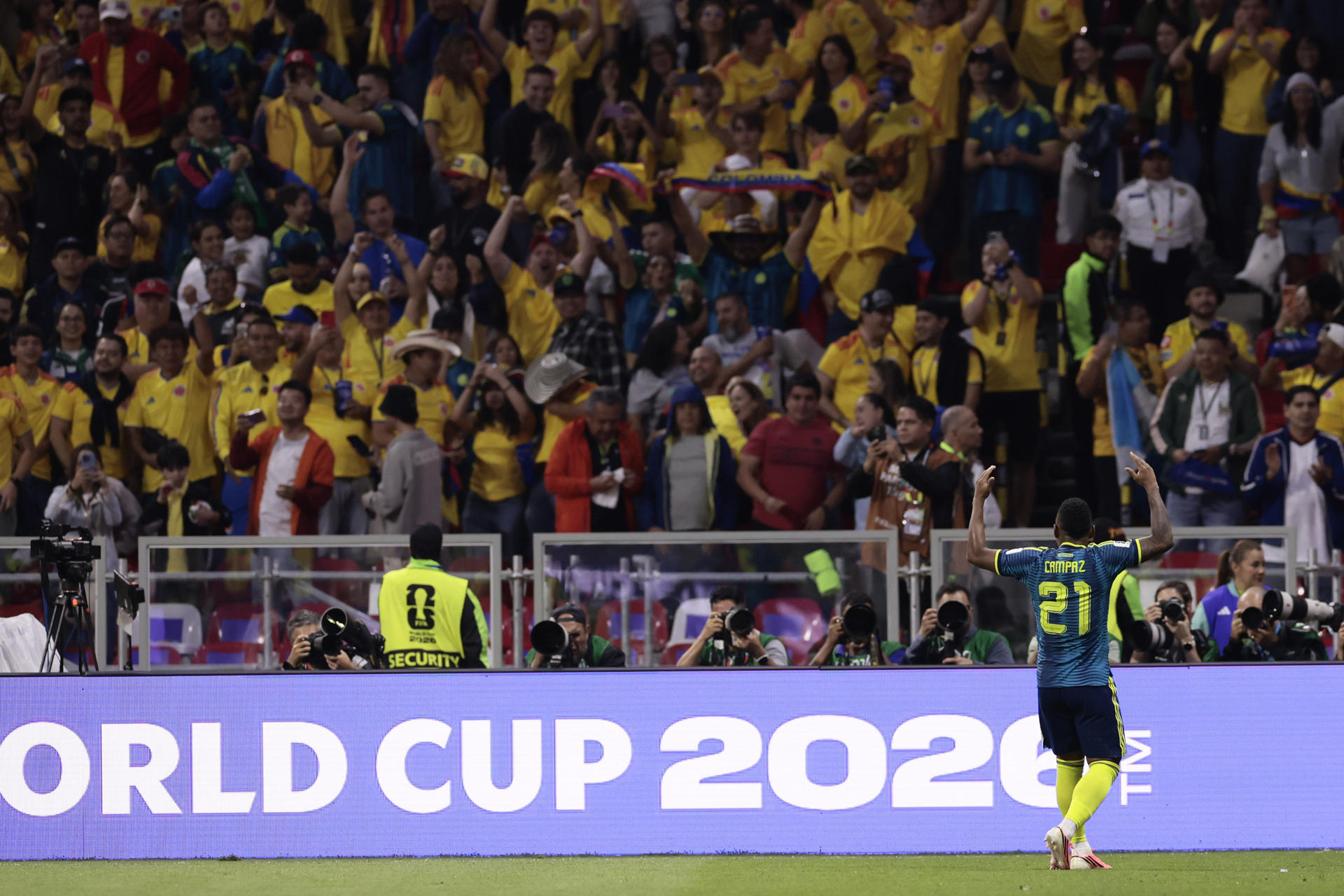 Jaminton Campaz (i) de Colombia celebra un gol con la tribuna este miércoles, en un partido del grupo K del Mundial de la FIFA 2026 entre Uzbekistán y Colombia, en el estadio Azteca en Ciudad de México (México). EFE/ José Méndez