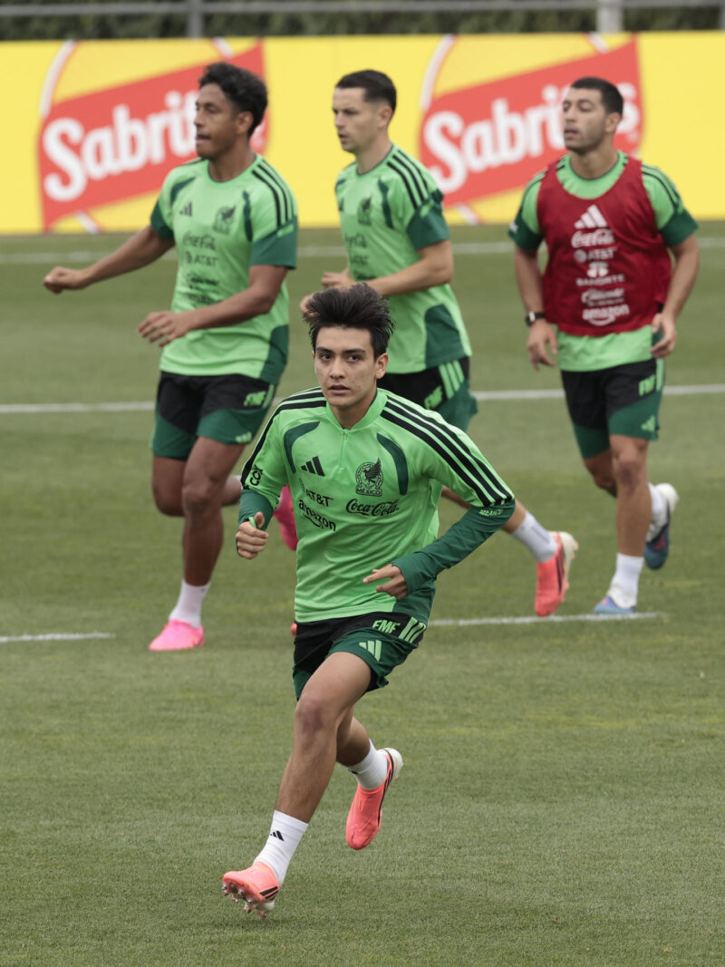 El jugador de la selección de México Gilberto Mora participa en un entrenamiento en el Centro de Alto Rendimiento de la Federación Mexicana de Fútbol en Ciudad de México. EFE/ José Méndez