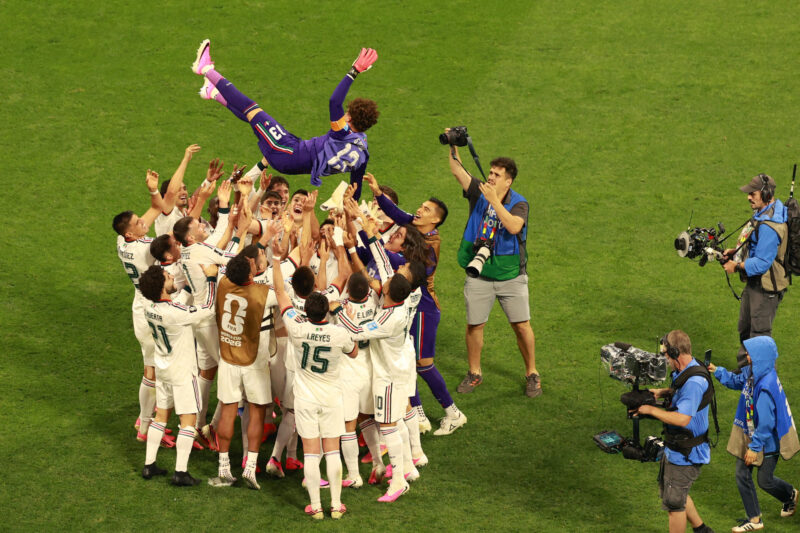 Jugadores de México levantan a su compañero Guillermo Ochoa este miércoles, al finalizar un partido del grupo A del Mundial de la FIFA 2026 entre República Checa y México en el estadio Azteca en Ciudad de México (México). EFE/ Mario Guzmán