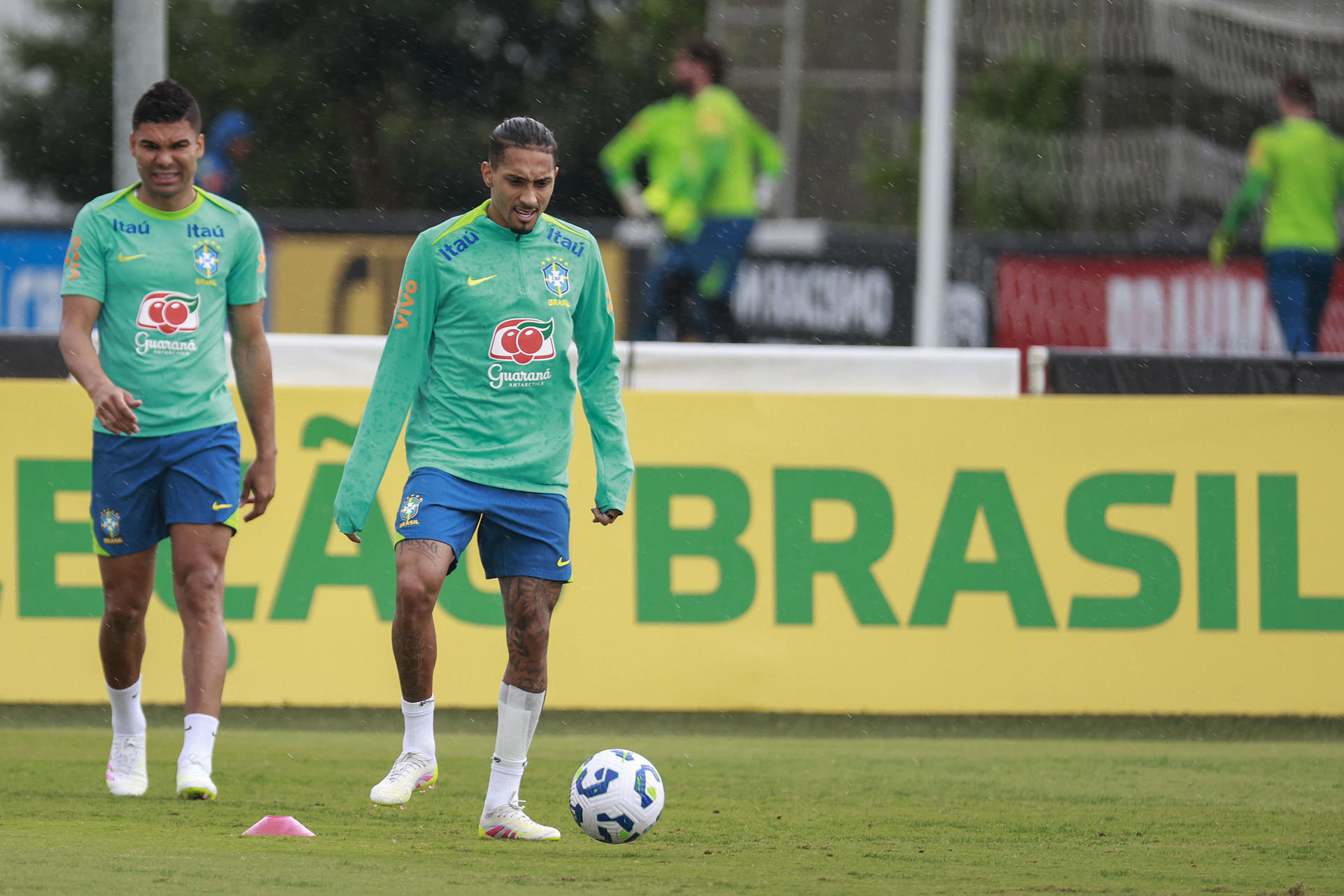 Fotografía de Sebastiao Moreira, en la que puede verse en una imagen de archivo del 8 de junio de 2025 a los jugadores de la selección brasileña de fútbol Raphina (d) y Casemiro (i), durante un entrenamiento. EFE