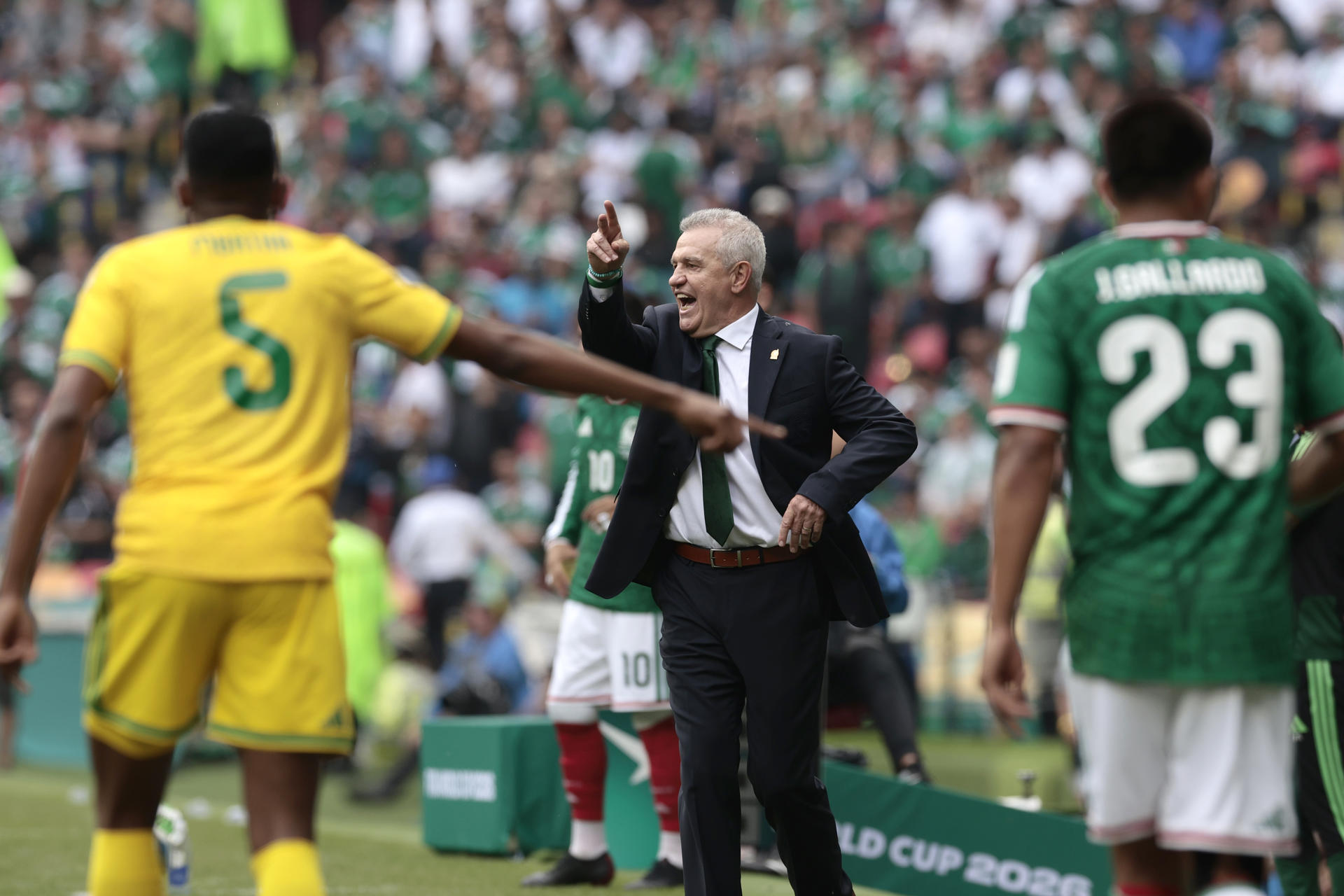El seleccionador de México, Javier Aguirre, reacciona durante un partido del grupo A del Mundial de la FIFA 2026 entre México y Sudáfrica en el estadio Ciudad de México (México). EFE/ José Méndez
