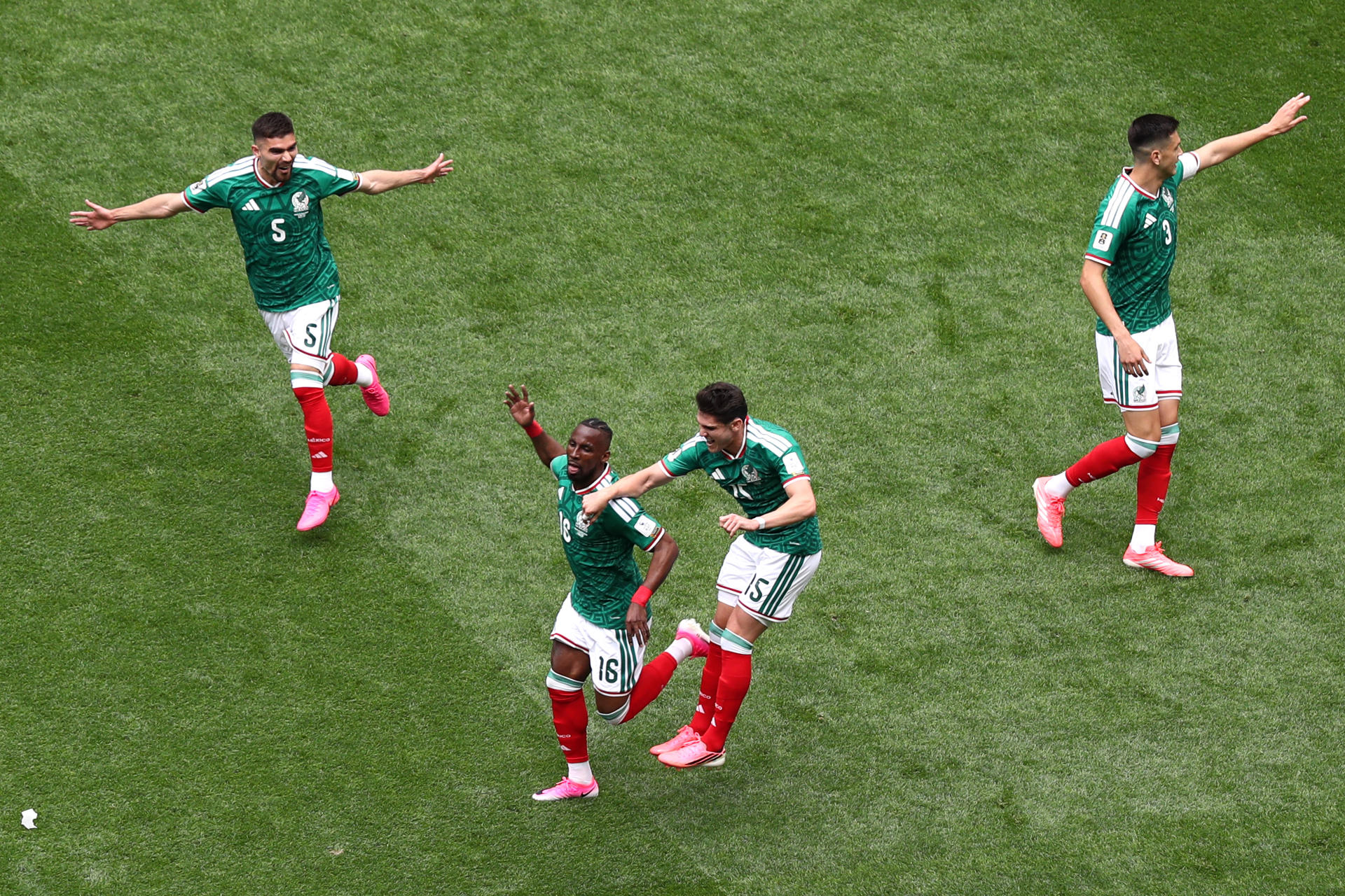 Julián Quiñones (c-i) de México celebra un gol este jueves, durante un partido del grupo A del Mundial de la FIFA 2026 entre México y Sudáfrica en el estadio Ciudad de México (México). EFE/ Mario Guzmán