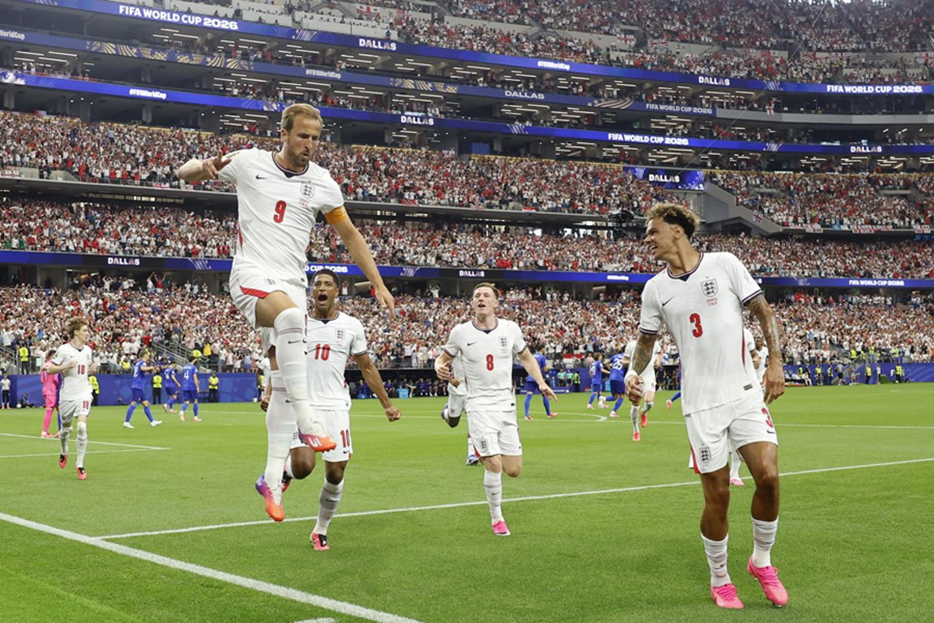 Harry Kane (i) de Inglaterra celebra un gol de penalti en un partido del grupo L del Mundial de la FIFA 2026. EFE/ Mariscal