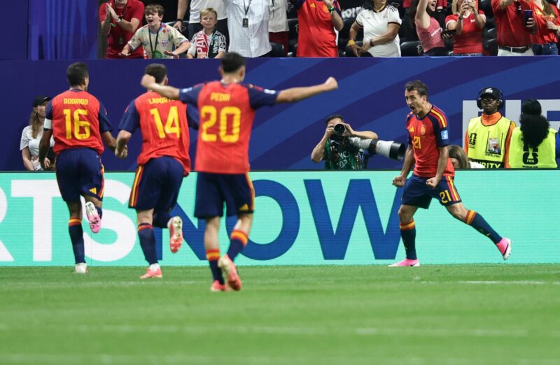 El delantero de la selección española Mikel Oyarzábal celebra tras marcar el segundo gol del partido del Mundial 2026 entre España y Arabia Saudí, este domingo en Atlant EFE/EPA/RONALD WITTEK