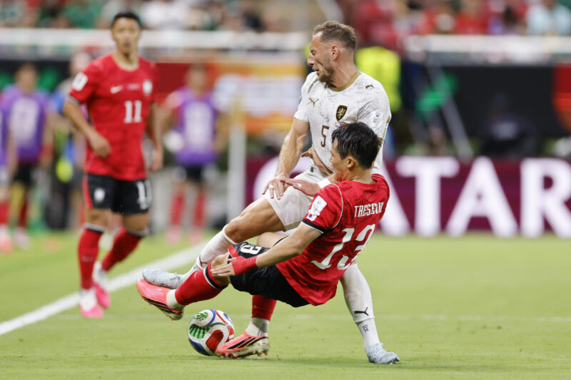 Asientos vacíos en Corea del Sur vs Chequia; FIFA defiende lleno total Tae-seok Lee (d), de Corea del Sur, disputa el balón con Vladimir Coufal, de la República Checa, en un partido del grupo A del Mundial de la FIFA 2026 entre Corea del Sur y República Checa en Guadalajara (México) . EFE/Francisco Guasco